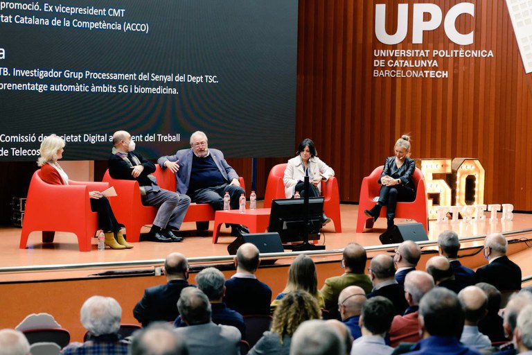 Una de les taules rodones amb alumni durant la celebració institucional dels 50 anys de l'ETSETB