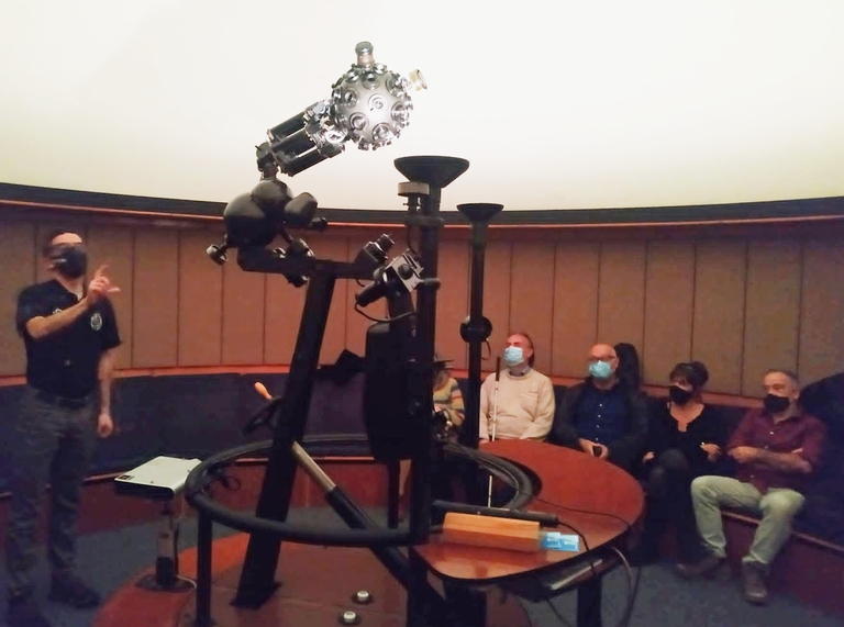 L'FNB ofereix visites al planetari de la facultat, el més antic de Catalunya, per a tota la comunitat universitària