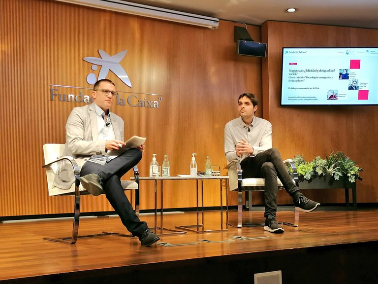 Cicle 'Tecnologies emergents i desigualtats' al Palau Macaya parlant de Happycràcia