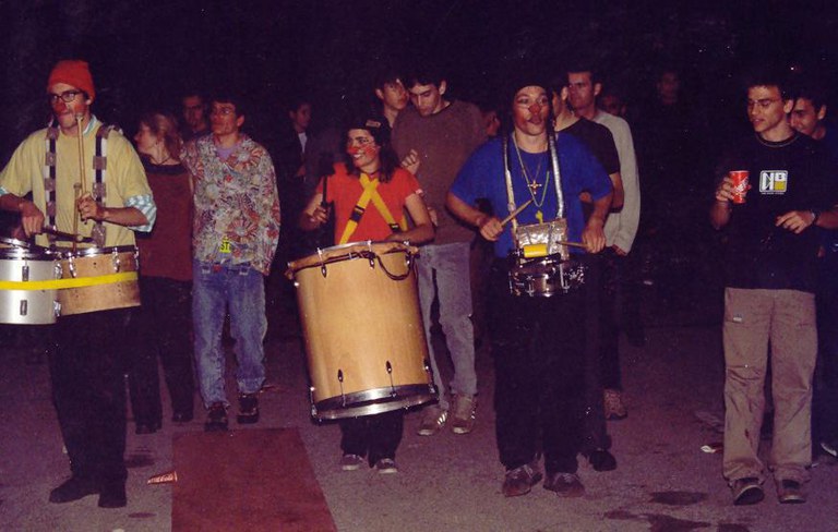 Batucada durant la Telecogresca 2001 al Sot del Migdia