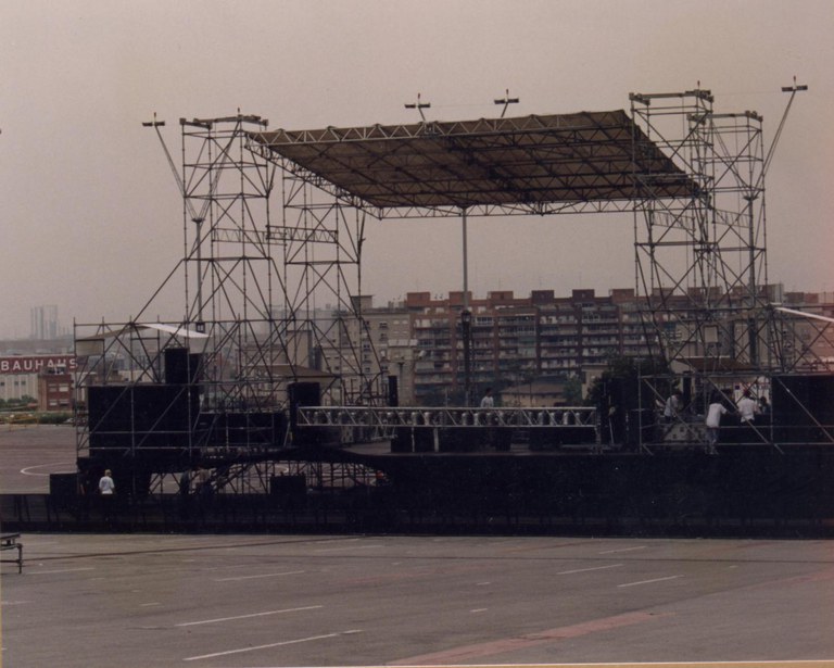 L'escenari abans de la Telecogresca 2000 al Sot del Migdia