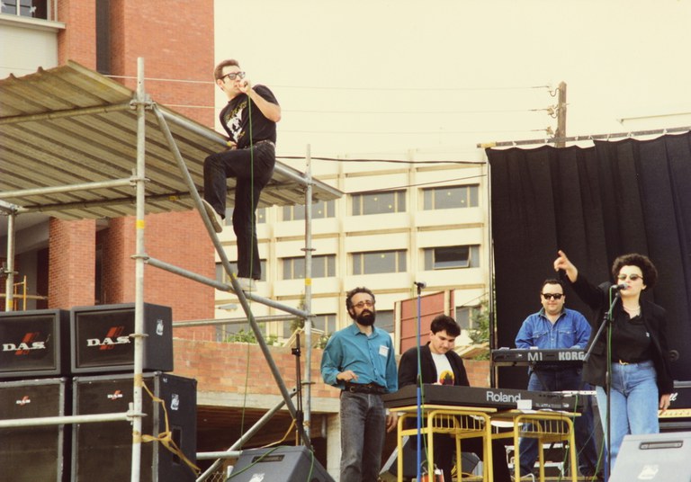 Foto del grup The Fetch Band amb un cantant pujat a una bastida durant els concerts de la Telecogresca 1994