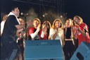 Grup d'assistents cantant a l'escenari durant la Telecogresca 2003