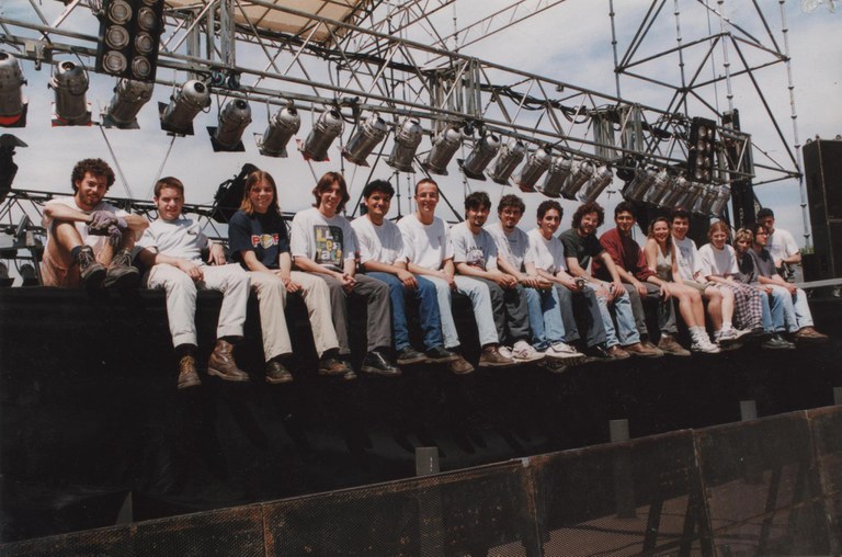 Els membres de l'assoaciació aseguts a l'escenari abans de la Telecogresca 1999