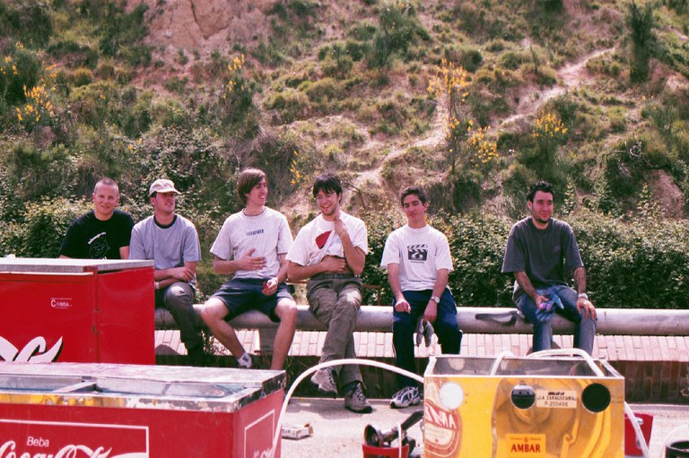 Els membres de l'associació abans de la Telecogresca 2002 en el Sot del Migdia