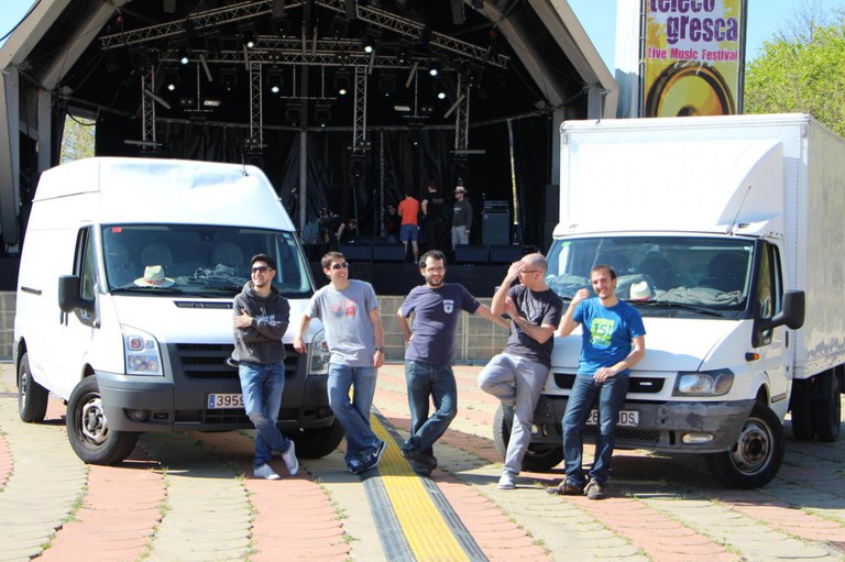 Membres de l'associació abans de la Telecogresca 2013 amb els camions CTU