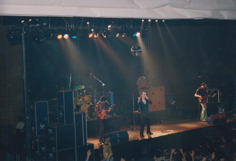 Tot un esdeveniment: concert de “El Chaval de la Peca” (Poliesportiu UPC, 1999)